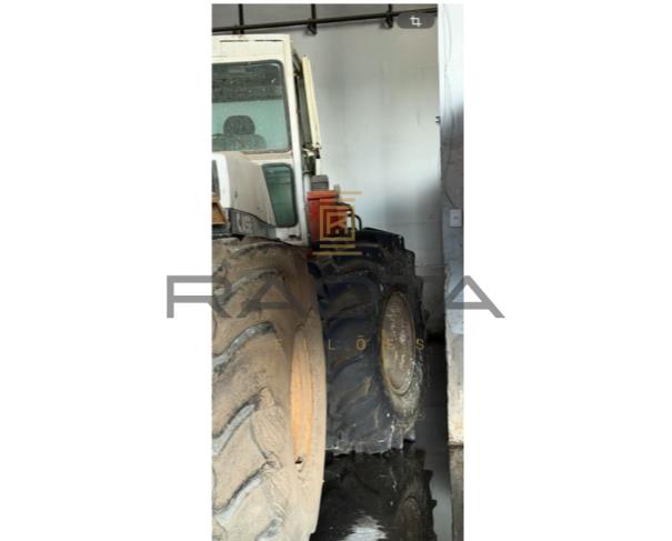 Foto de 01 trator marca Case 4490, branco, número de série 10259982