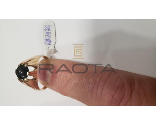 Foto de 3)-Um anel em ouro 18k com uma pedra Ônix (3,399)