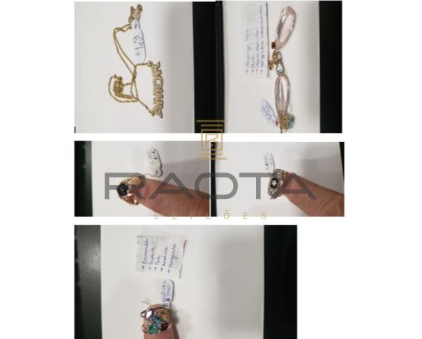 Foto de tres aneis um par brincos um colar  ouro 18k
