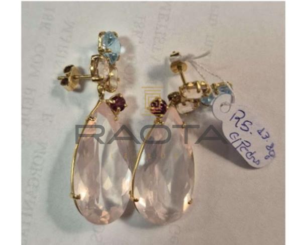 Foto de tres aneis um par brincos um colar  ouro 18k