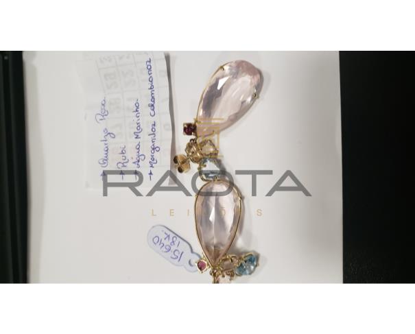 Foto de 1)-Um par de brincos em ouro 18k (13.82), com pedras preciosas (Quartzo Rosa, Rubi, Água Marinha e Morganita Colombiana)