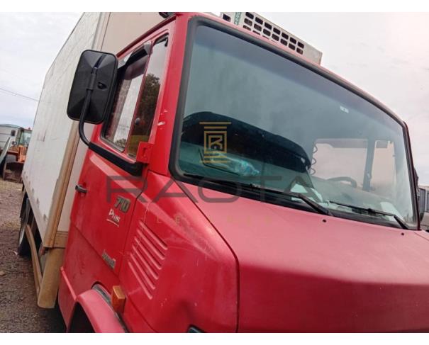 Foto de Mercedes Bnes 710  2011