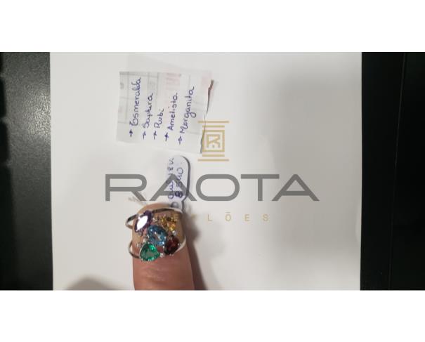 Foto de 2)-Um anel em ouro branco 18k com pedras preciosas (Esmeralda, Safira, Rubi, Ametista e Morganita Colombiana